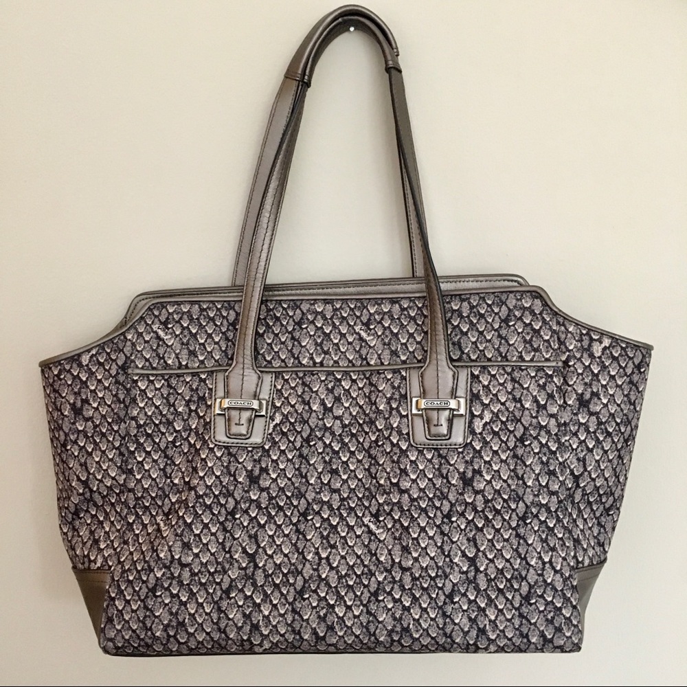 💕Coach Taylor Snake Print Shoulder Bag